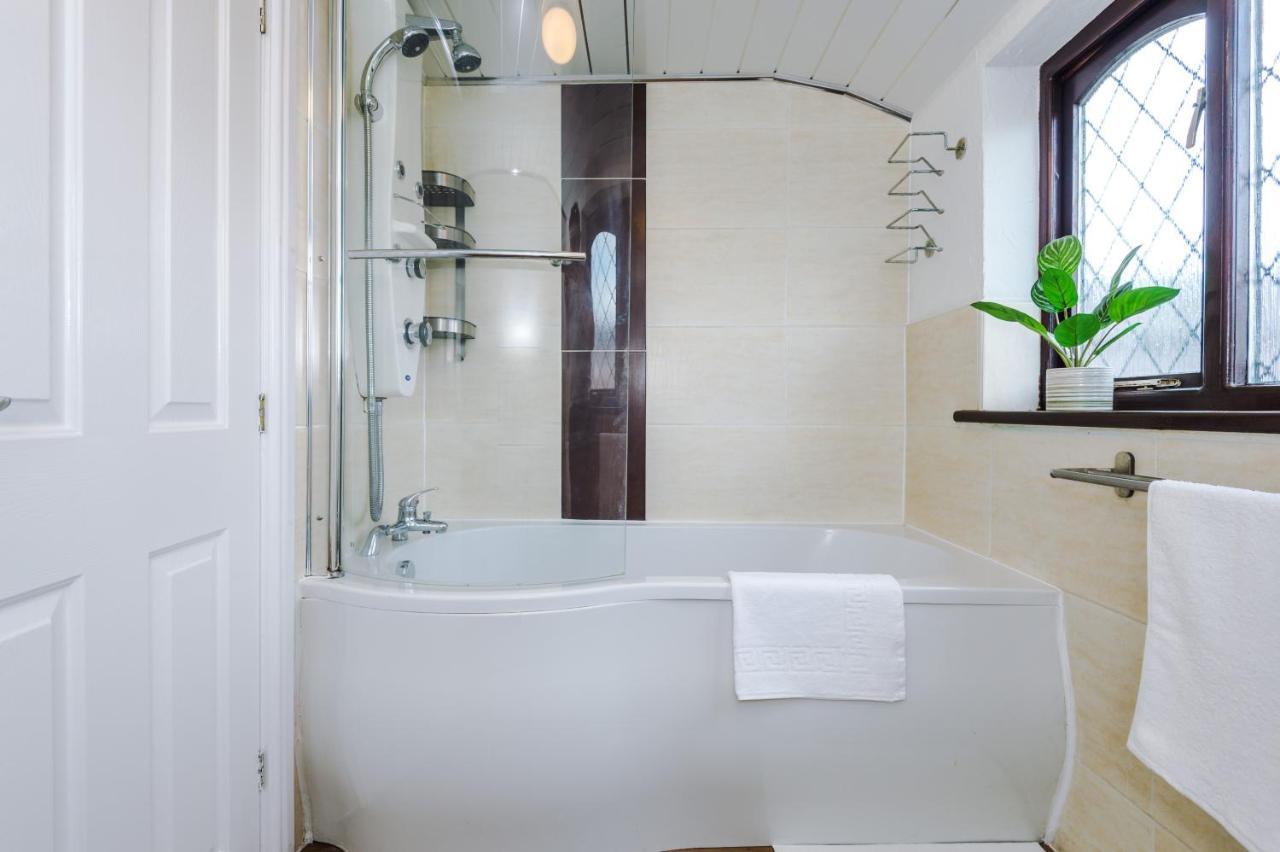 Sunshine Cottage By Happy Sunshine Stay Golborne المظهر الخارجي الصورة